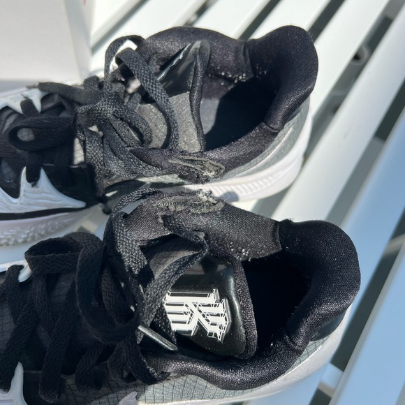 Kyrie Low Nike Basketball Shoes - Picture 2 of 5